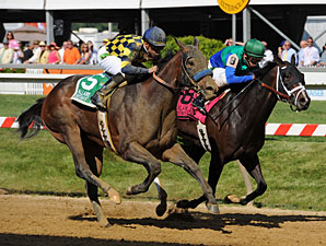 Awesomemundo's Big Kick Wins DuPont Distaff Awesomemundo's Big Kick Wins DuPont Distaff