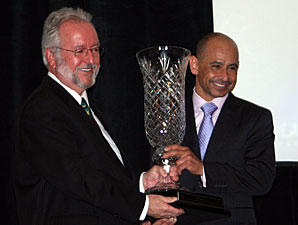 Smith Dedicates 'Turfdom' Award to Zenyatta Smith Dedicates 'Turfdom' Award to Zenyatta