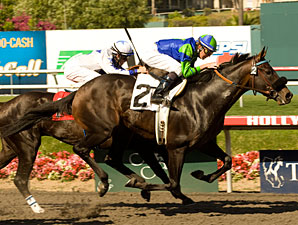 Golden Itiz Slips Past Skipshot in Affirmed Golden Itiz Slips Past Skipshot in Affirmed