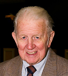 Award-Winning Turf Writer Kelly Dies at 94